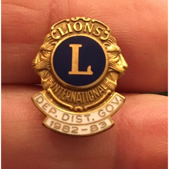 VTG Lions Club Dep. Dist. Gov. 1982-83 Pin by Leavens - Picture 1 of 3